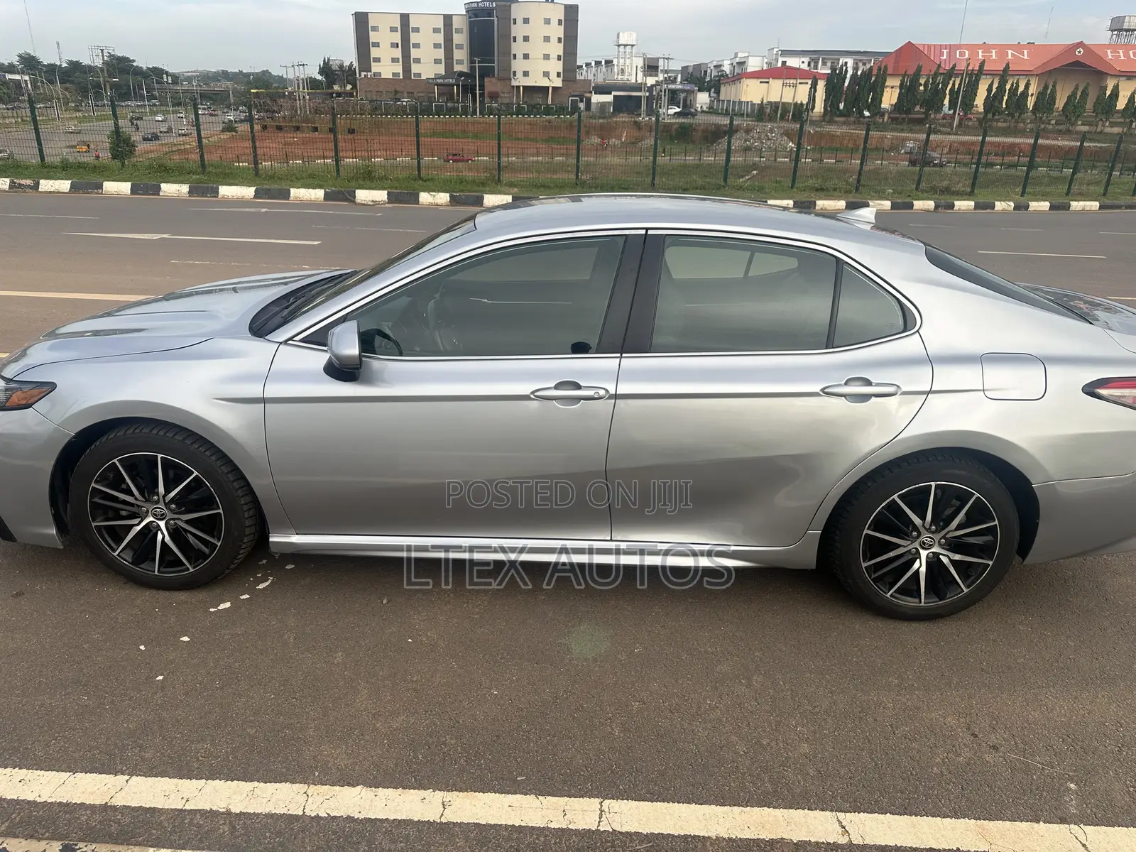 Toyota Camry SE 2021 Silver