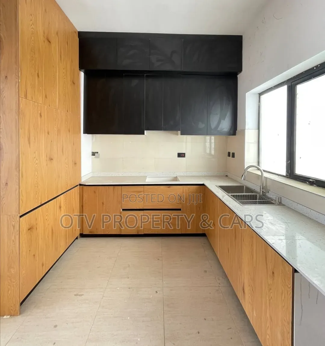 3bdrm Maisonette in Lekki Phase 1 for sale