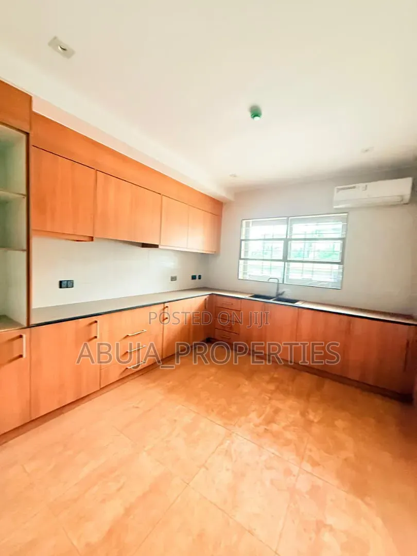 4bdrm Duplex in In A Serene, Wuse 2 for sale