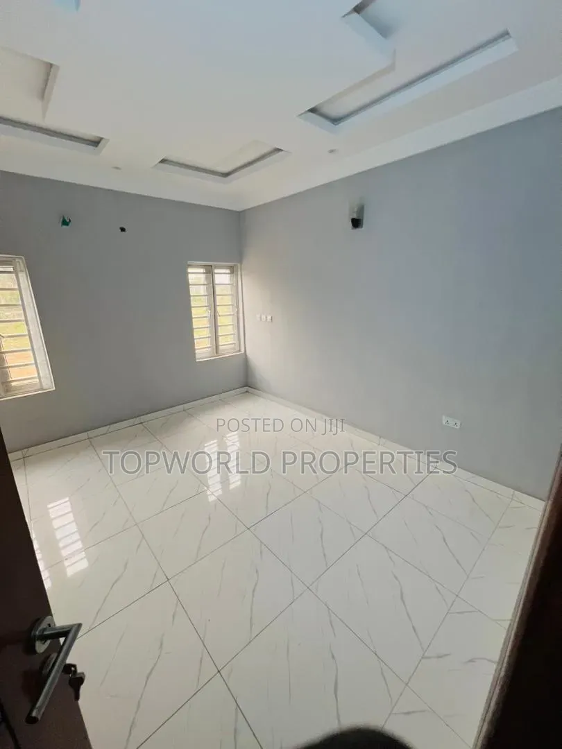 5bdrm Duplex in Elliot Iju Ishaga for sale