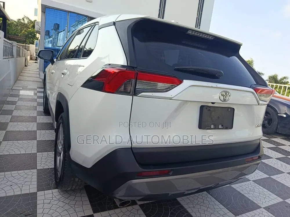 Toyota RAV4 Adventure 2021 White