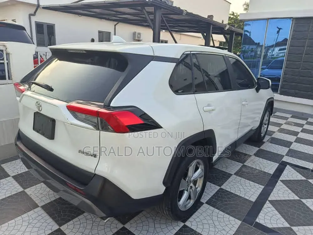 Toyota RAV4 Adventure 2021 White