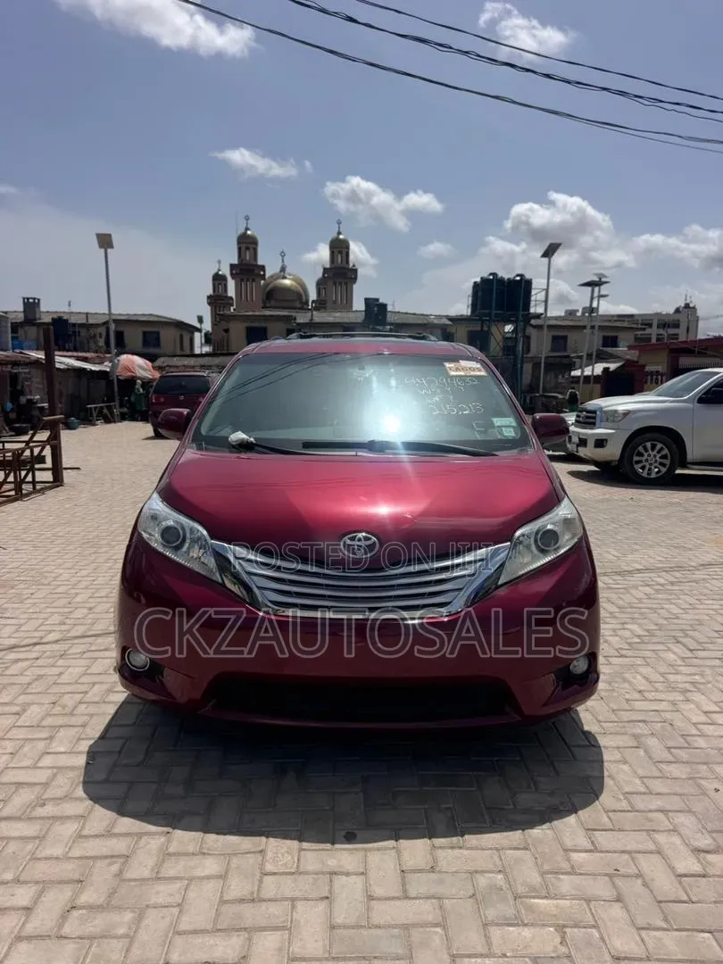 Toyota Sienna 2011 Red