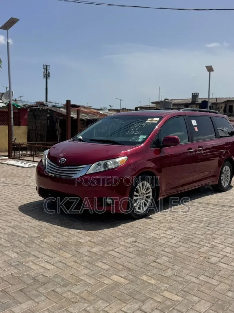 Toyota Sienna 2011 Red