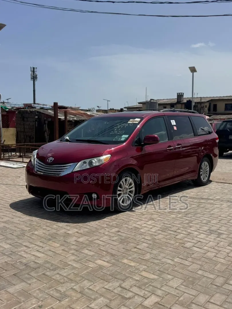 Toyota Sienna 2011 Red