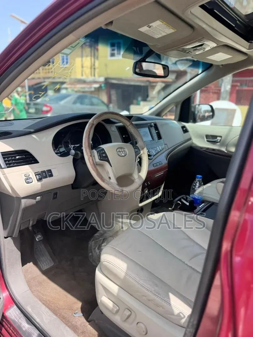 Toyota Sienna 2011 Red