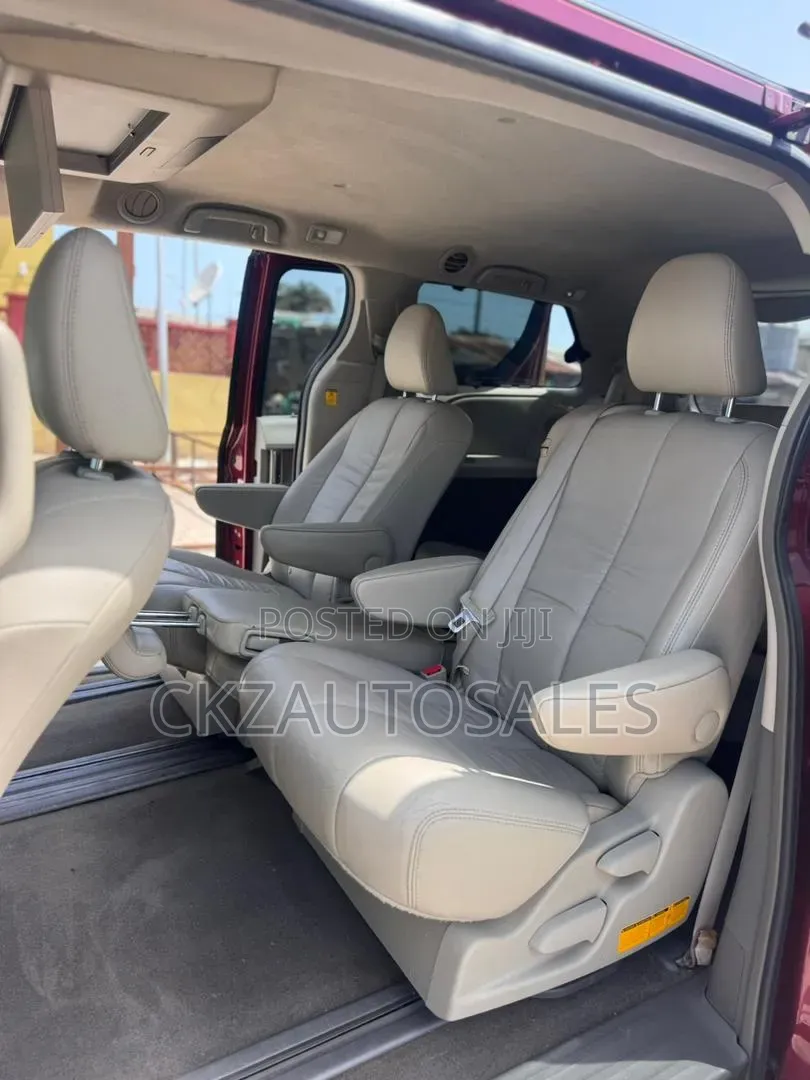 Toyota Sienna 2011 Red