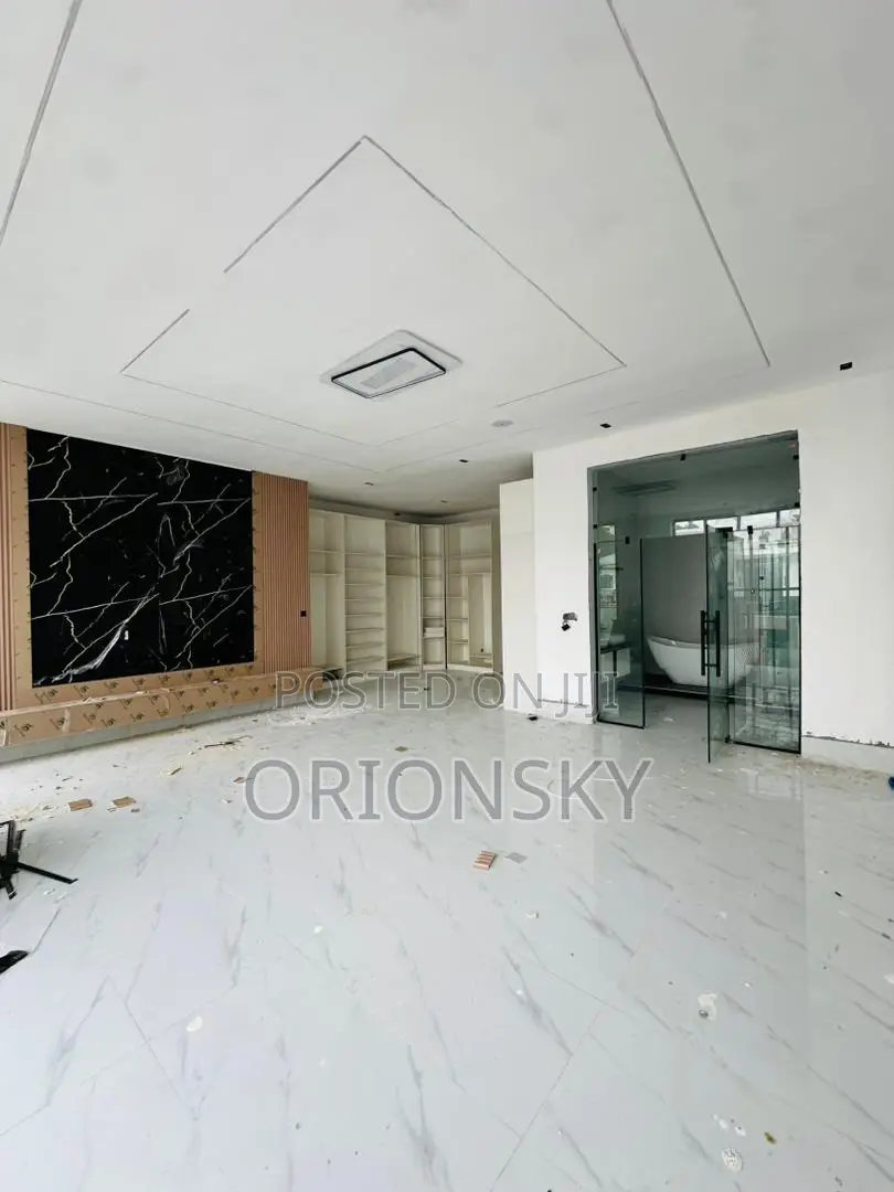 5bdrm Duplex in Chevron for sale