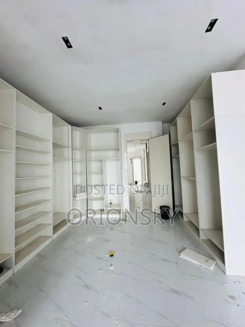 5bdrm Duplex in Chevron for sale