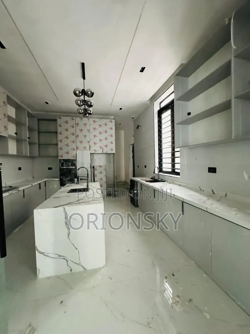 5bdrm Duplex in Chevron for sale
