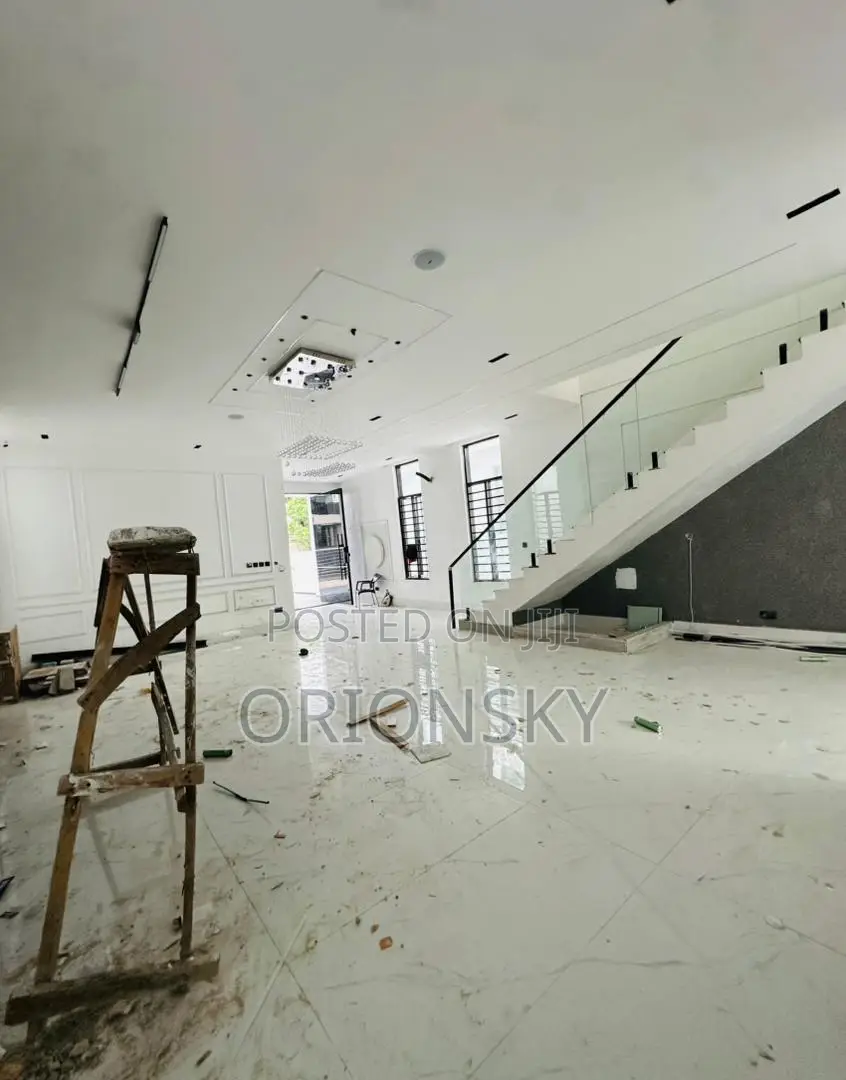 5bdrm Duplex in Chevron for sale