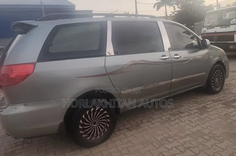 Toyota Sienna CE 2009 Brown