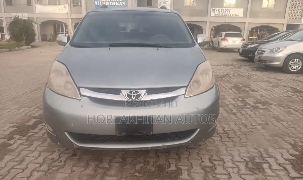Toyota Sienna CE 2009 Brown