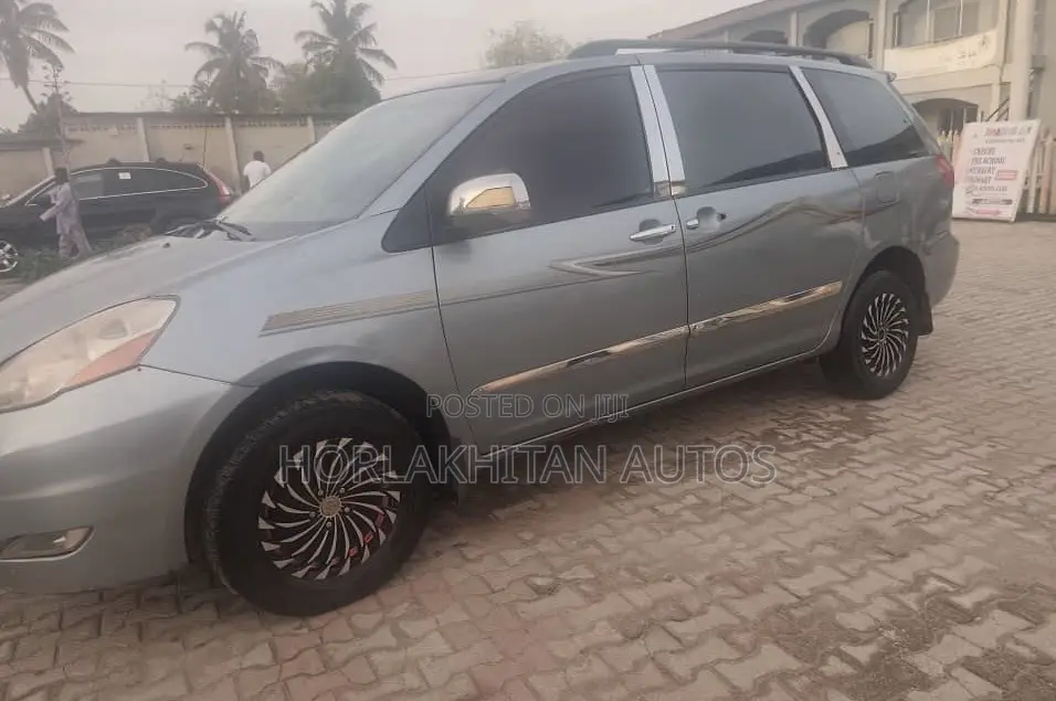 Toyota Sienna CE 2009 Brown