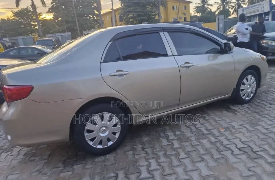 Toyota Corolla LE 4dr Sedan (1.8L 4 cyl 4A) 2009 Gold