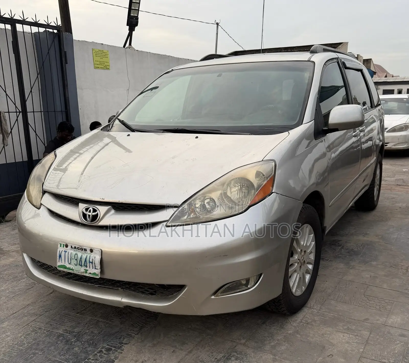 Toyota Sienna XLE 2022 Gold