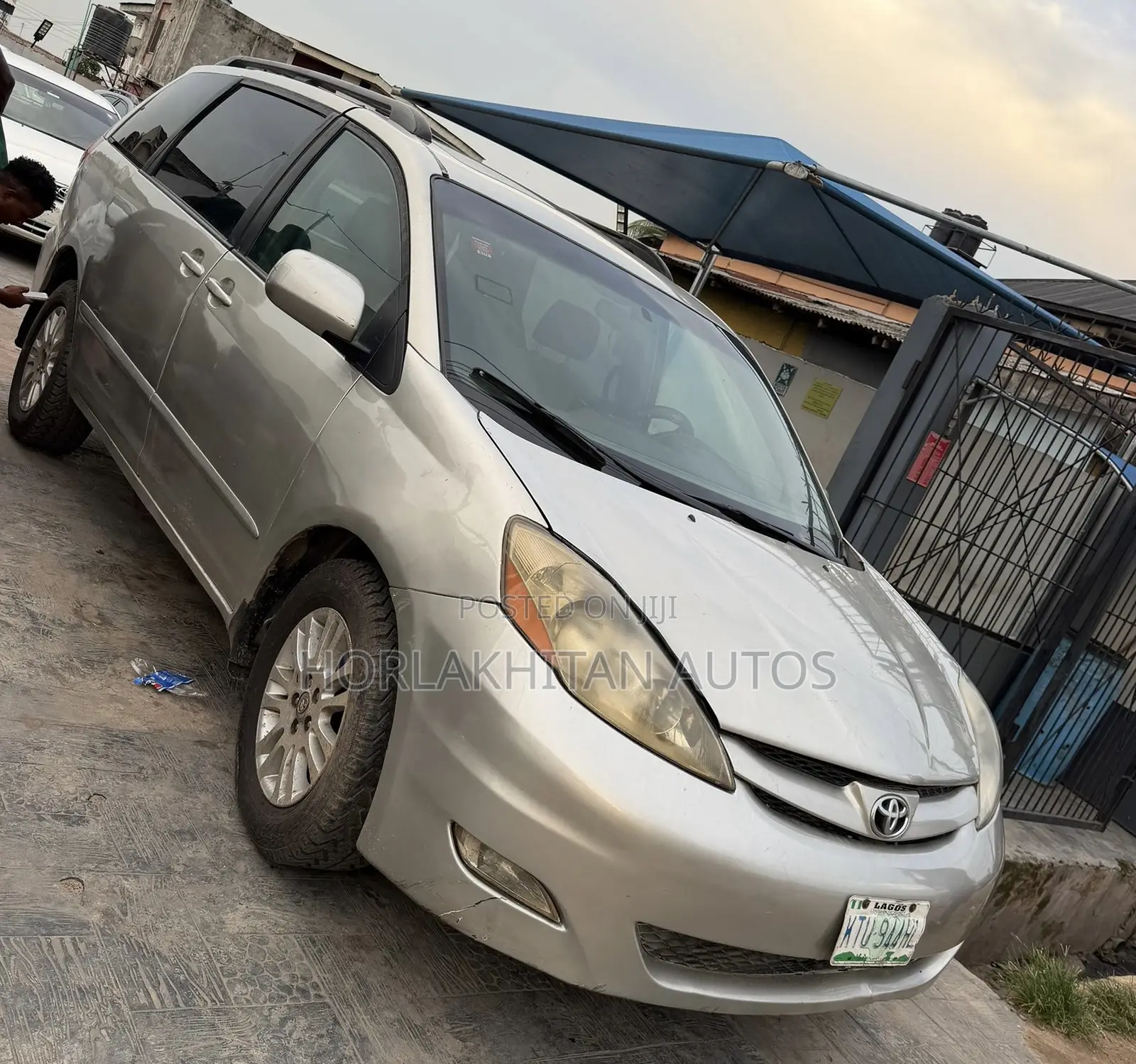 Toyota Sienna XLE 2022 Gold