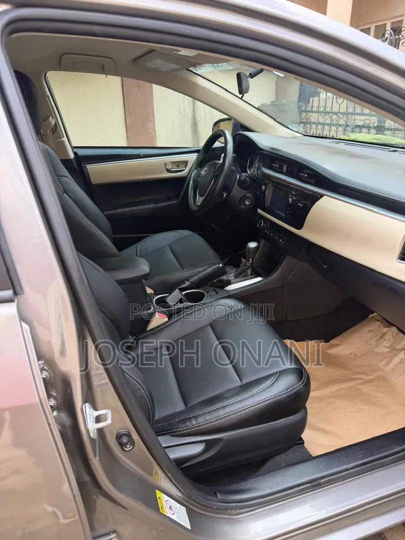 Toyota Corolla S 4dr Sedan (1.8L 4cyl CVT) 2016 Gold