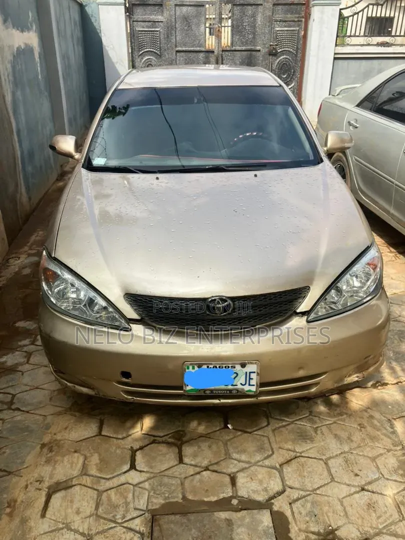 Toyota Camry LE 4dr Sedan (2.4L 4cyl 5M) 2003 Gold