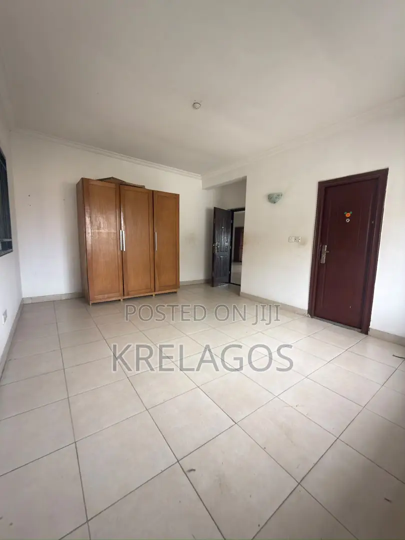3bdrm Apartment in Lekki Phase 1 for rent