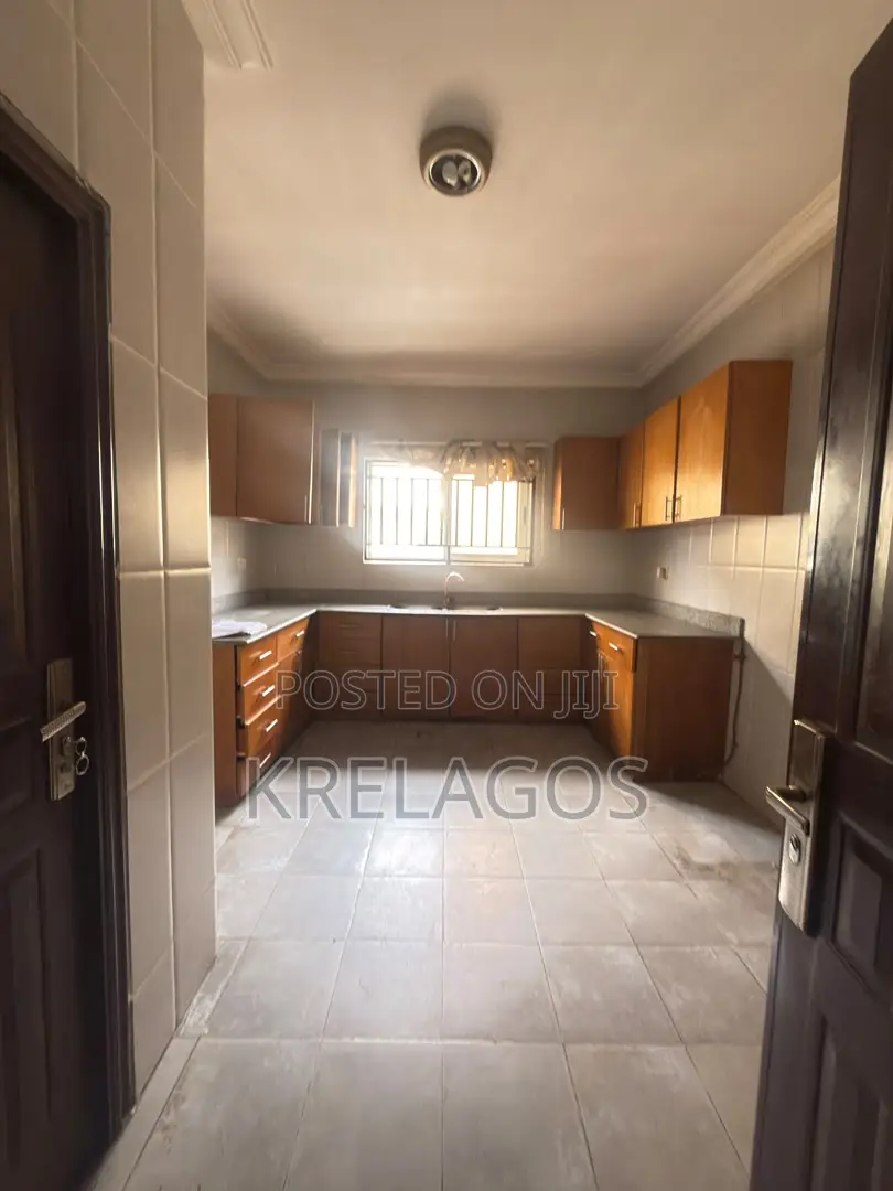 3bdrm Apartment in Lekki Phase 1 for rent
