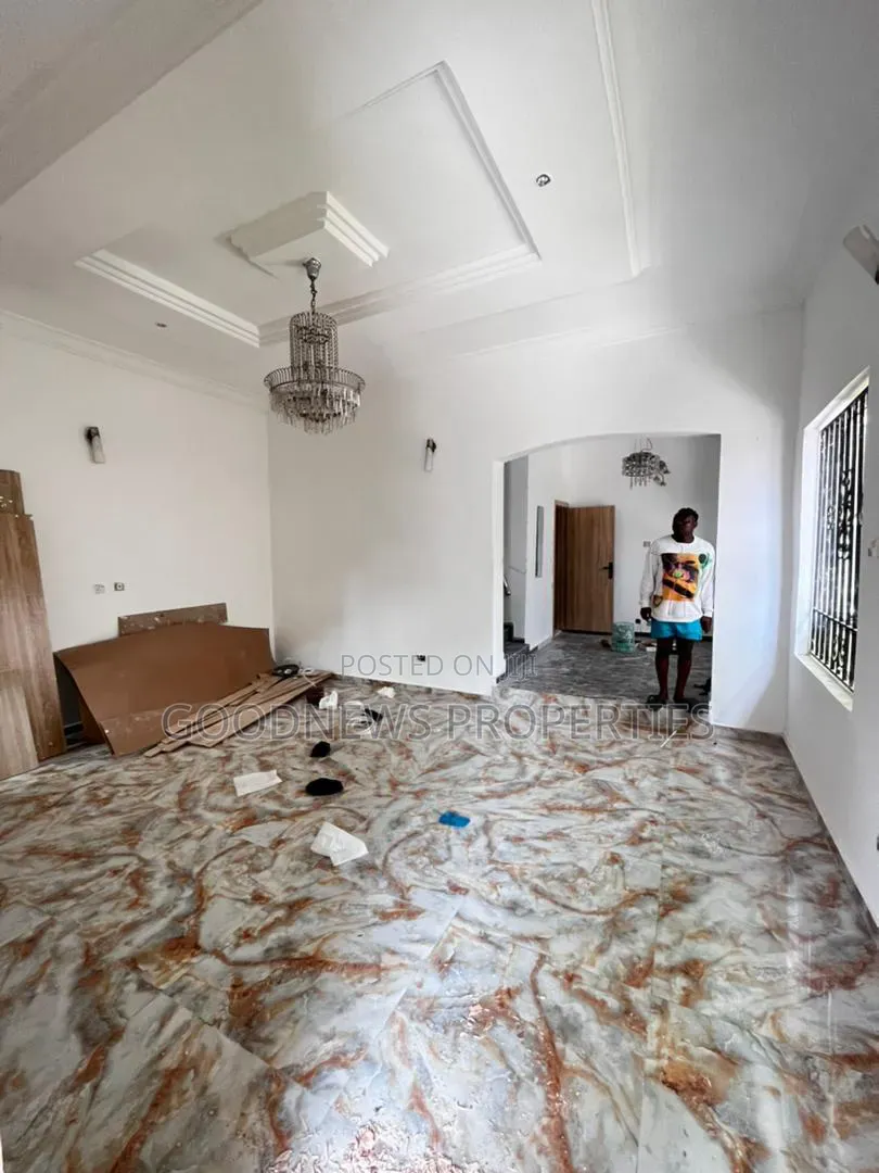 5bdrm Duplex in Chevron for sale