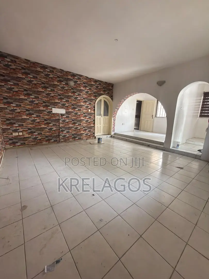 3bdrm Apartment in Lekki Phase 1 for rent