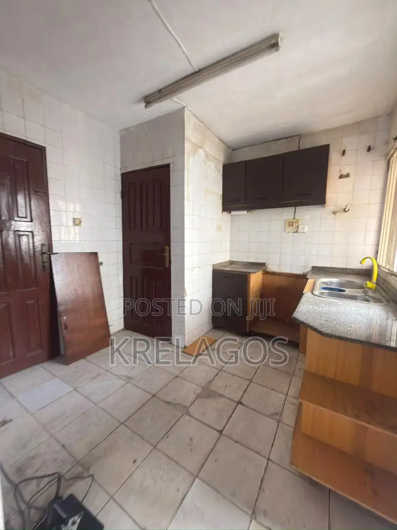 3bdrm Apartment in Lekki Phase 1 for rent