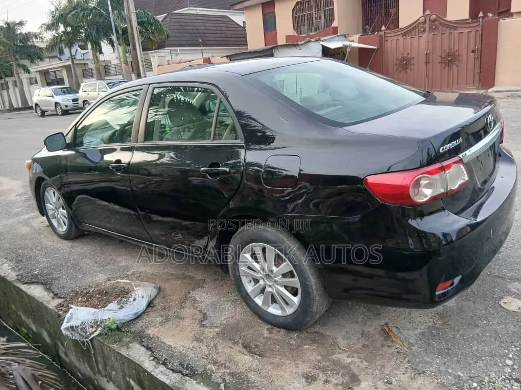 Toyota Corolla LE 4dr Sedan (1.8L 4cyl 4A) 2013 Black