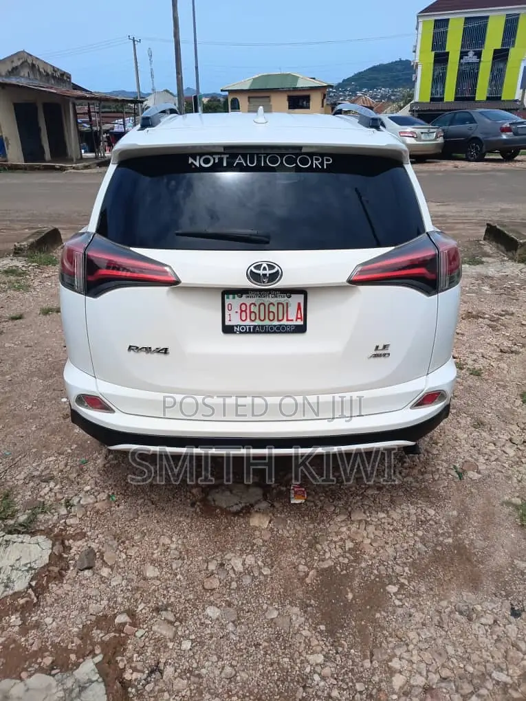 Toyota RAV4 Adventure 4dr SUV AWD (2.5L 4cyl 6A) 2018 White