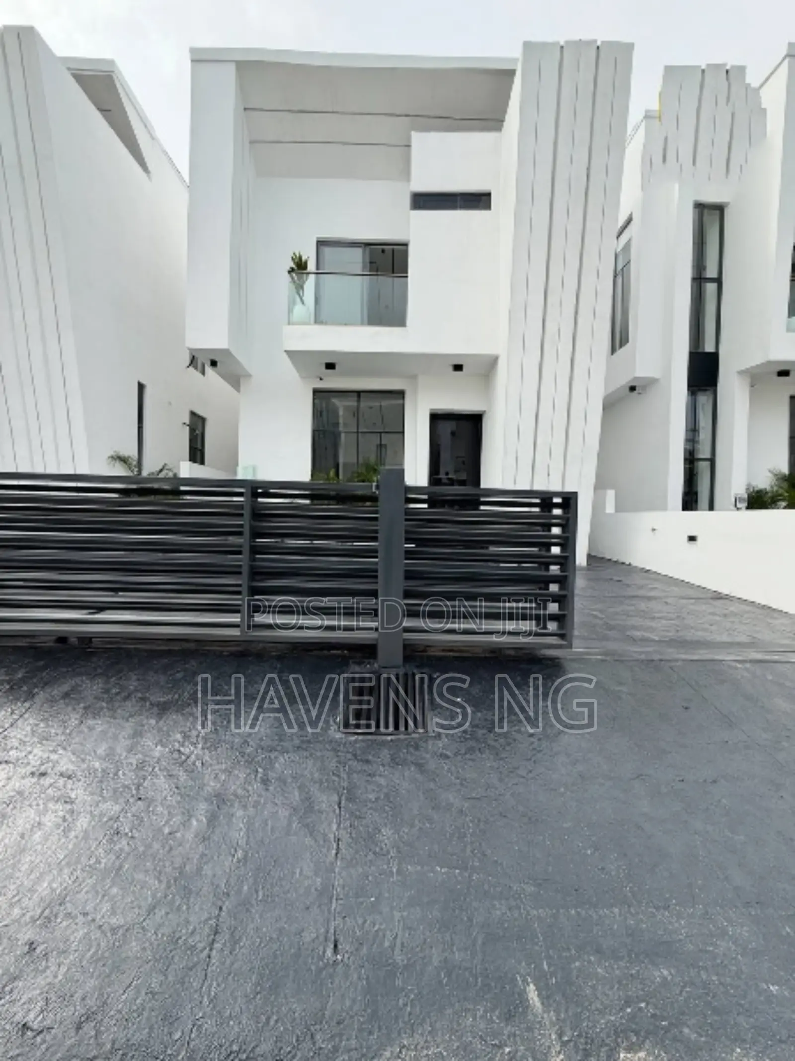 5bdrm Duplex in Chevron for sale