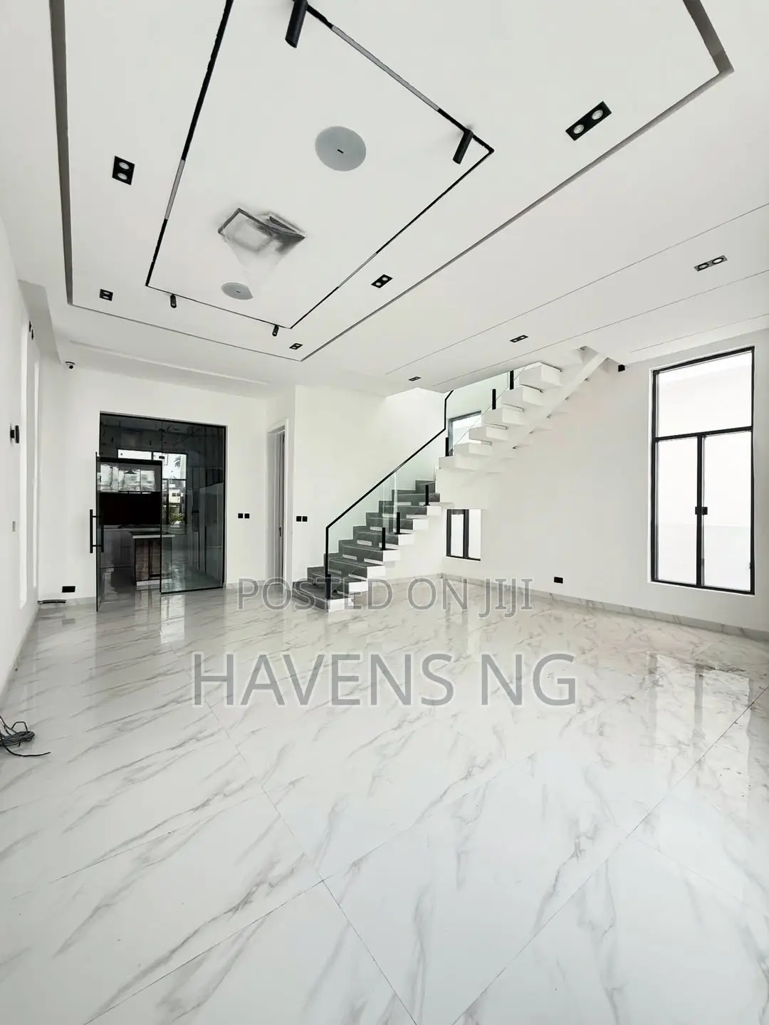 5bdrm Duplex in Chevron for sale
