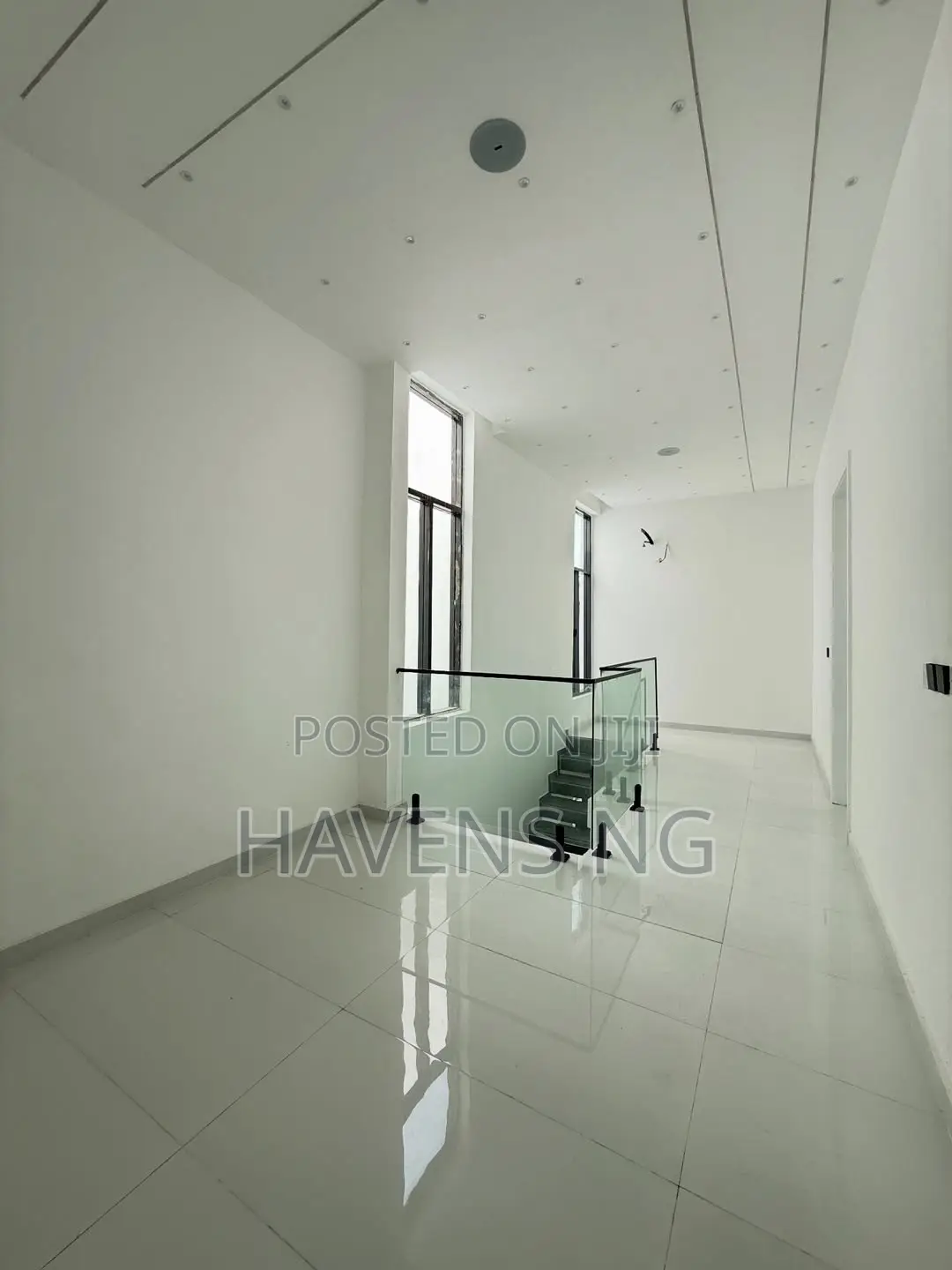 5bdrm Duplex in Chevron for sale