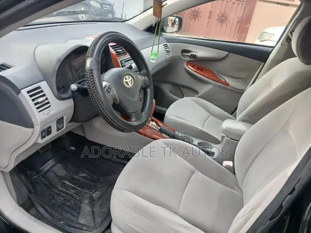Toyota Corolla LE 4dr Sedan (1.8L 4cyl 4A) 2013 Black