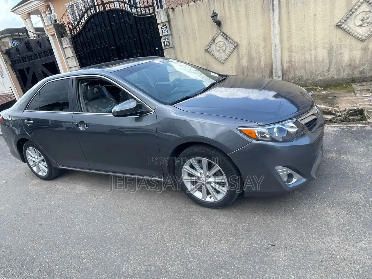 Toyota Camry XLE 4dr Sedan (2.5L 4cyl 6A) 2012 Gray