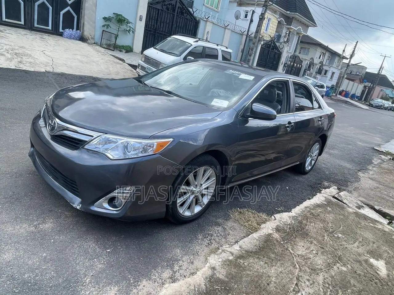 Toyota Camry XLE 4dr Sedan (2.5L 4cyl 6A) 2012 Gray
