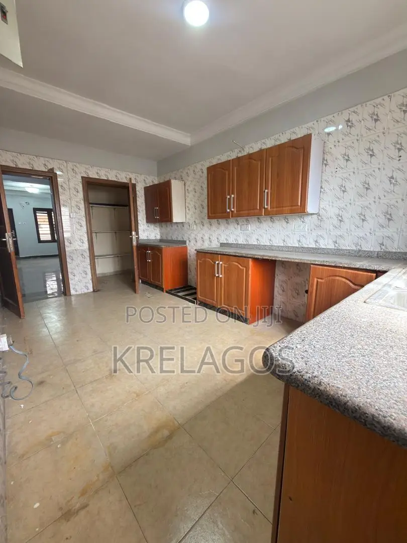 3bdrm Apartment in Lekki Phase 1 for rent