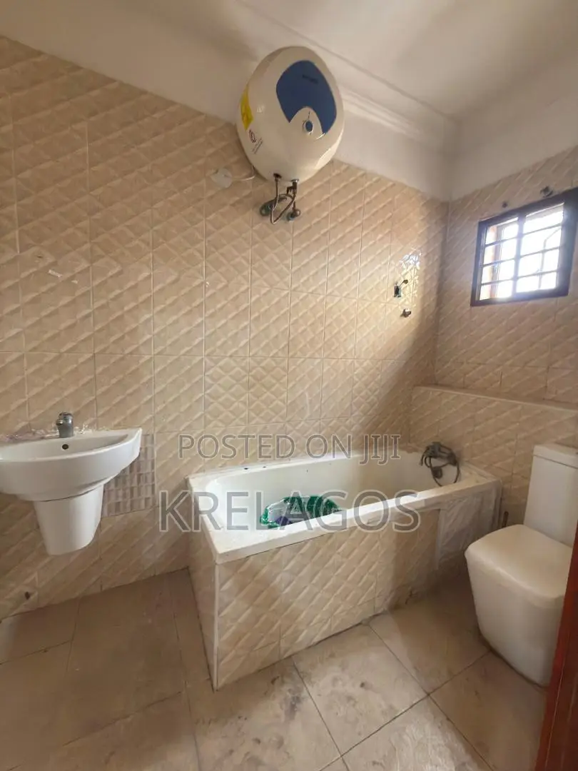 3bdrm Apartment in Lekki Phase 1 for rent