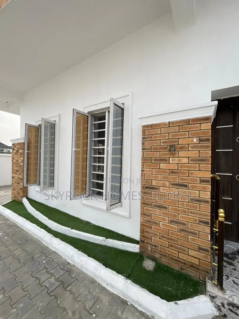 4bdrm Duplex in Chevron for sale