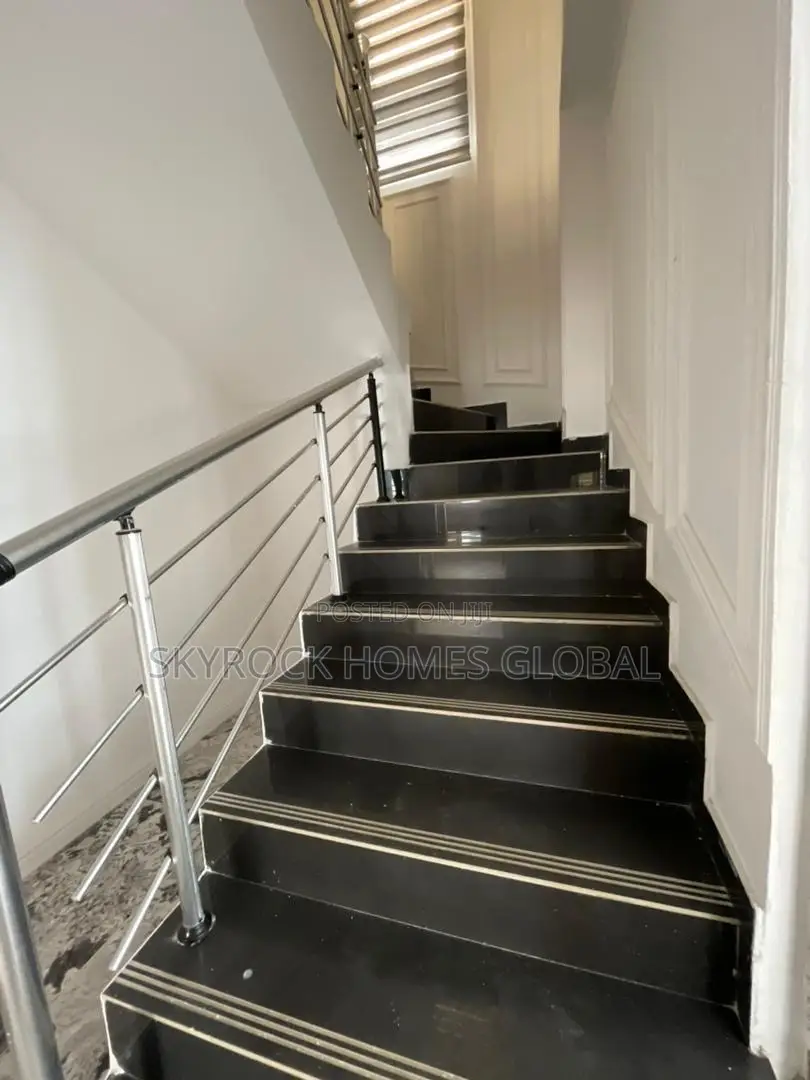 4bdrm Duplex in Chevron for sale