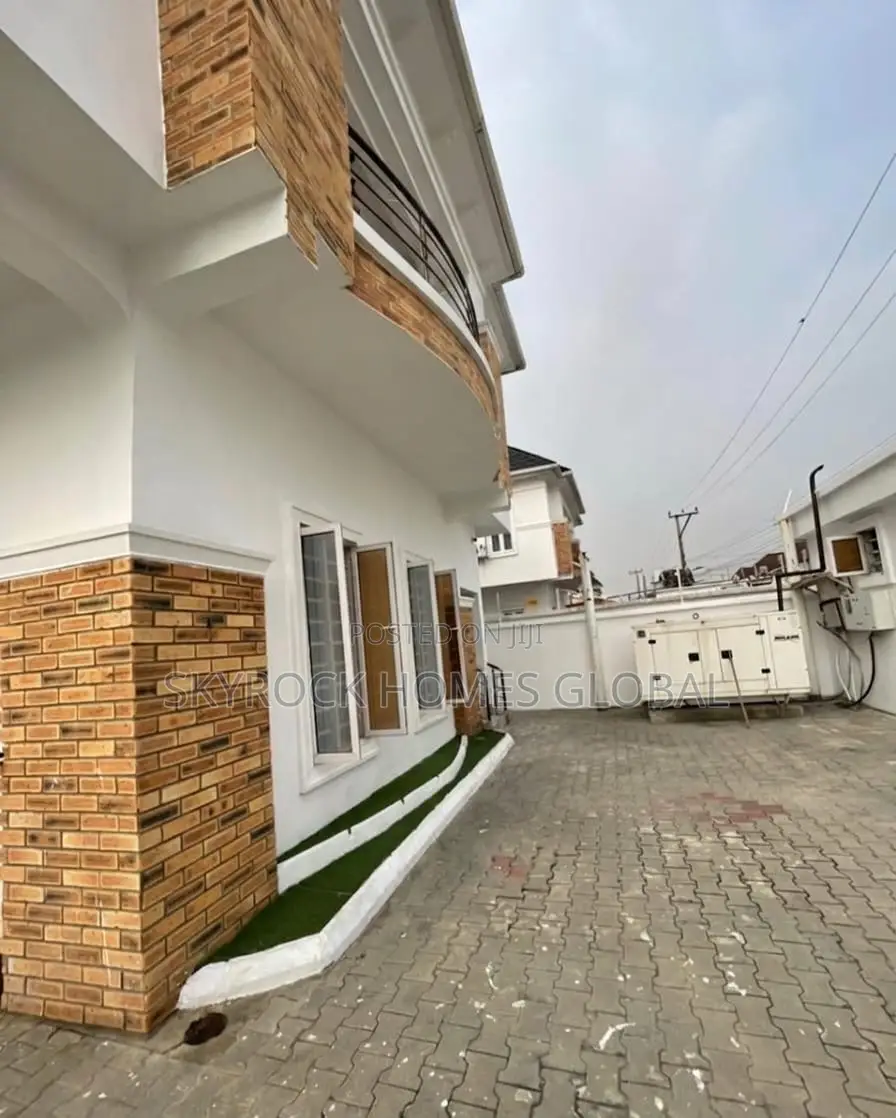4bdrm Duplex in Chevron for sale
