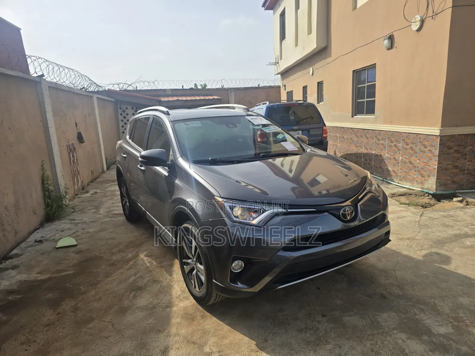 Toyota RAV4 XLE 4dr SUV AWD (2.5L 4cyl 6A) 2018 Gray