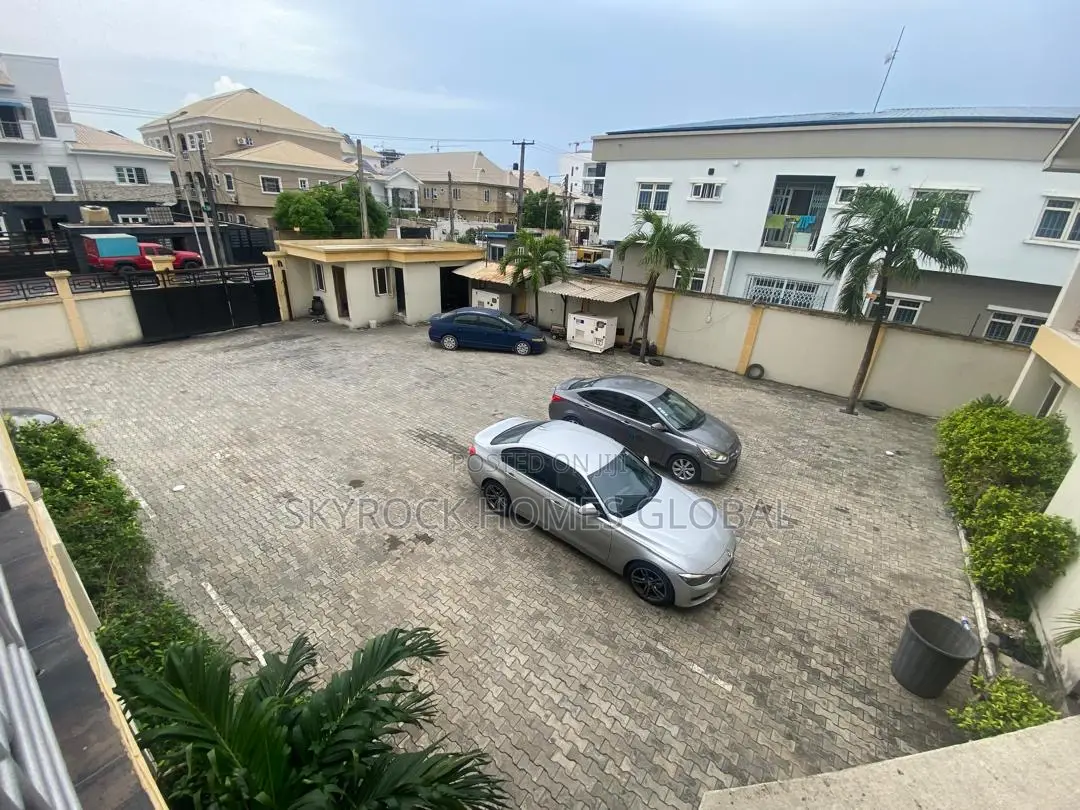3bdrm Block of Flats in Lekki Phase 1 for rent