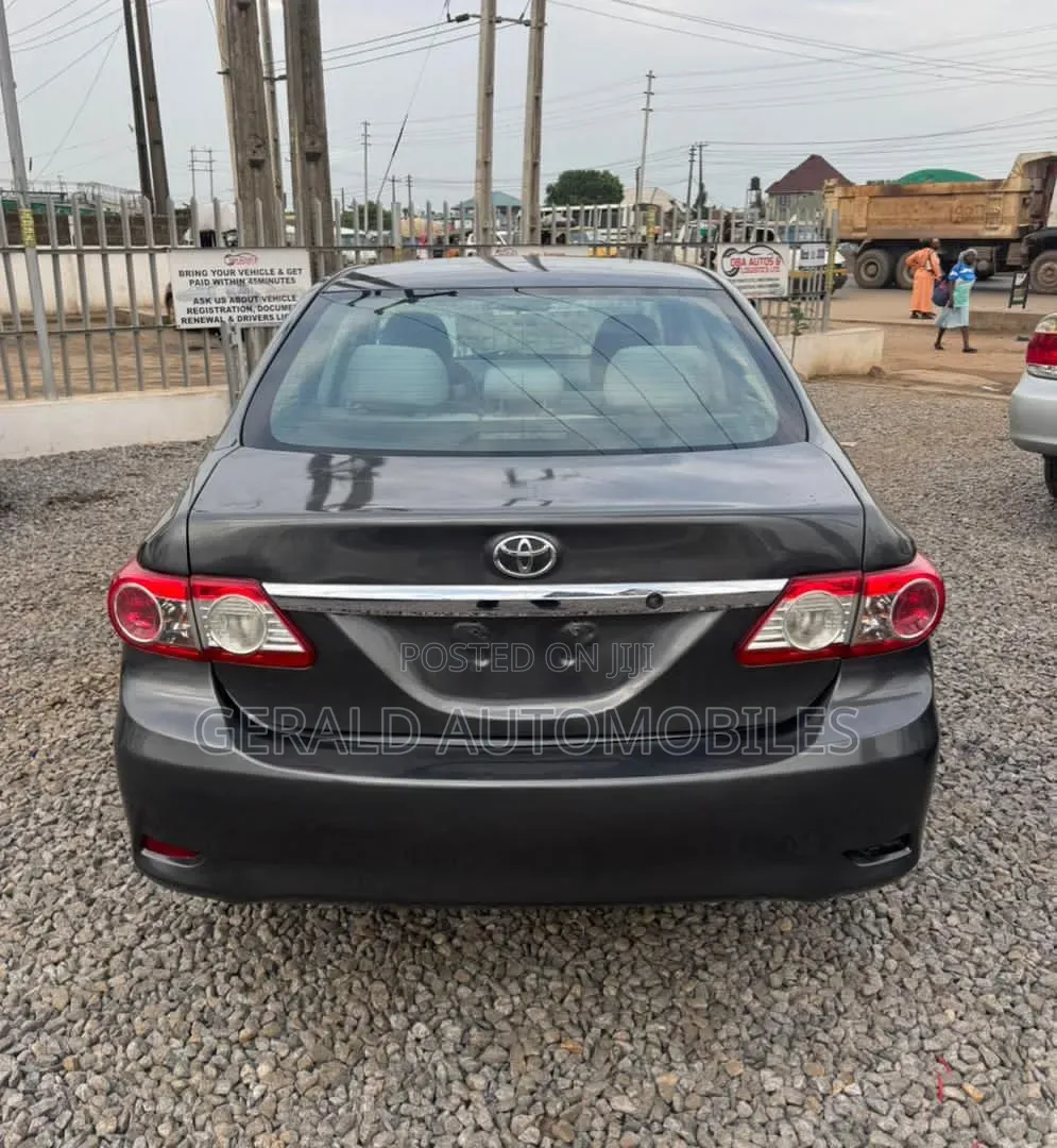 Toyota Corolla LE 4dr Sedan (1.8L 4cyl 4A) 2011 Gray