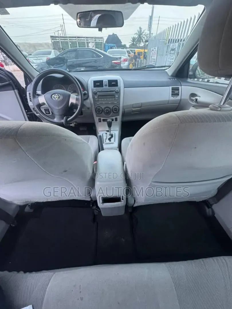 Toyota Corolla LE 4dr Sedan (1.8L 4cyl 4A) 2011 Gray