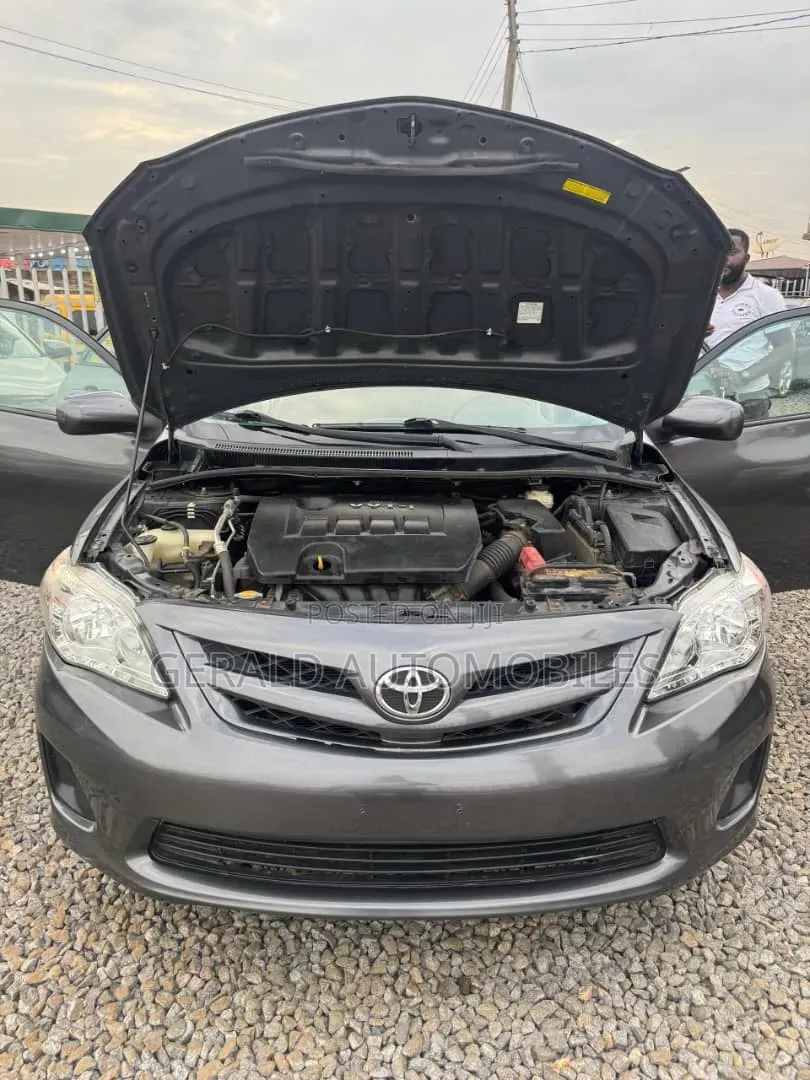 Toyota Corolla LE 4dr Sedan (1.8L 4cyl 4A) 2011 Gray