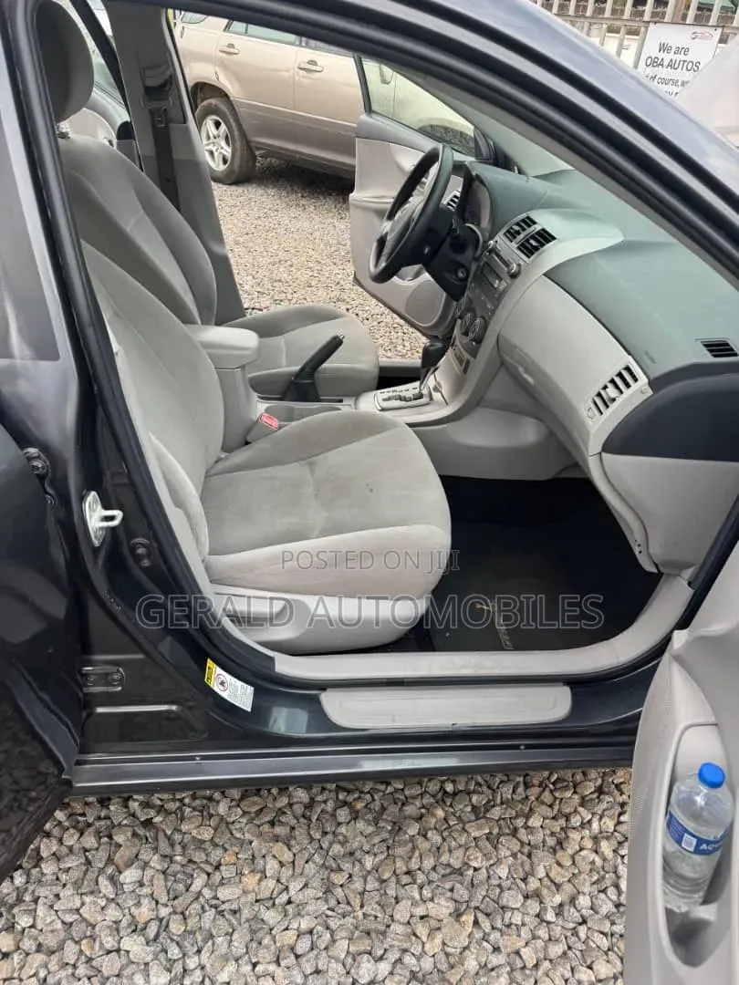 Toyota Corolla LE 4dr Sedan (1.8L 4cyl 4A) 2011 Gray