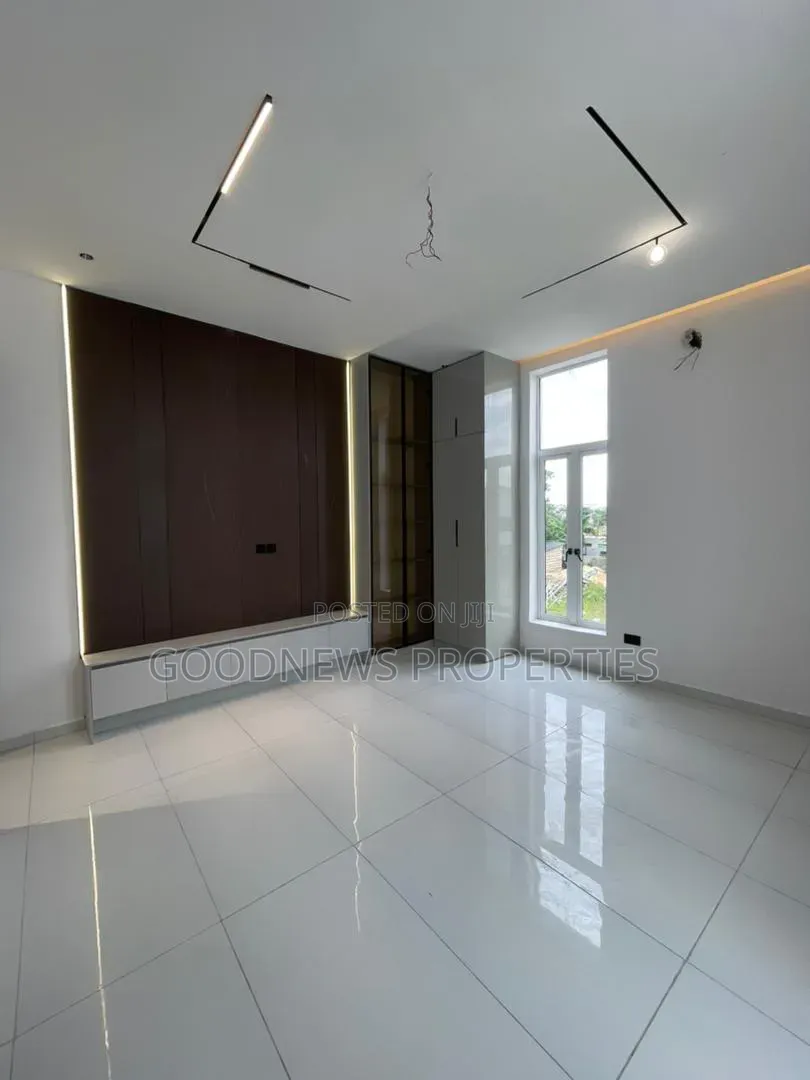5bdrm Duplex in Osapa London for sale