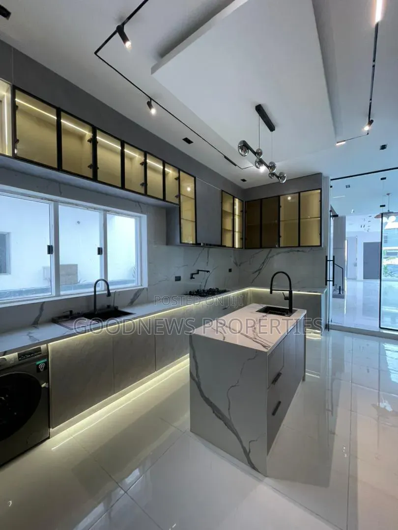 5bdrm Duplex in Osapa London for sale