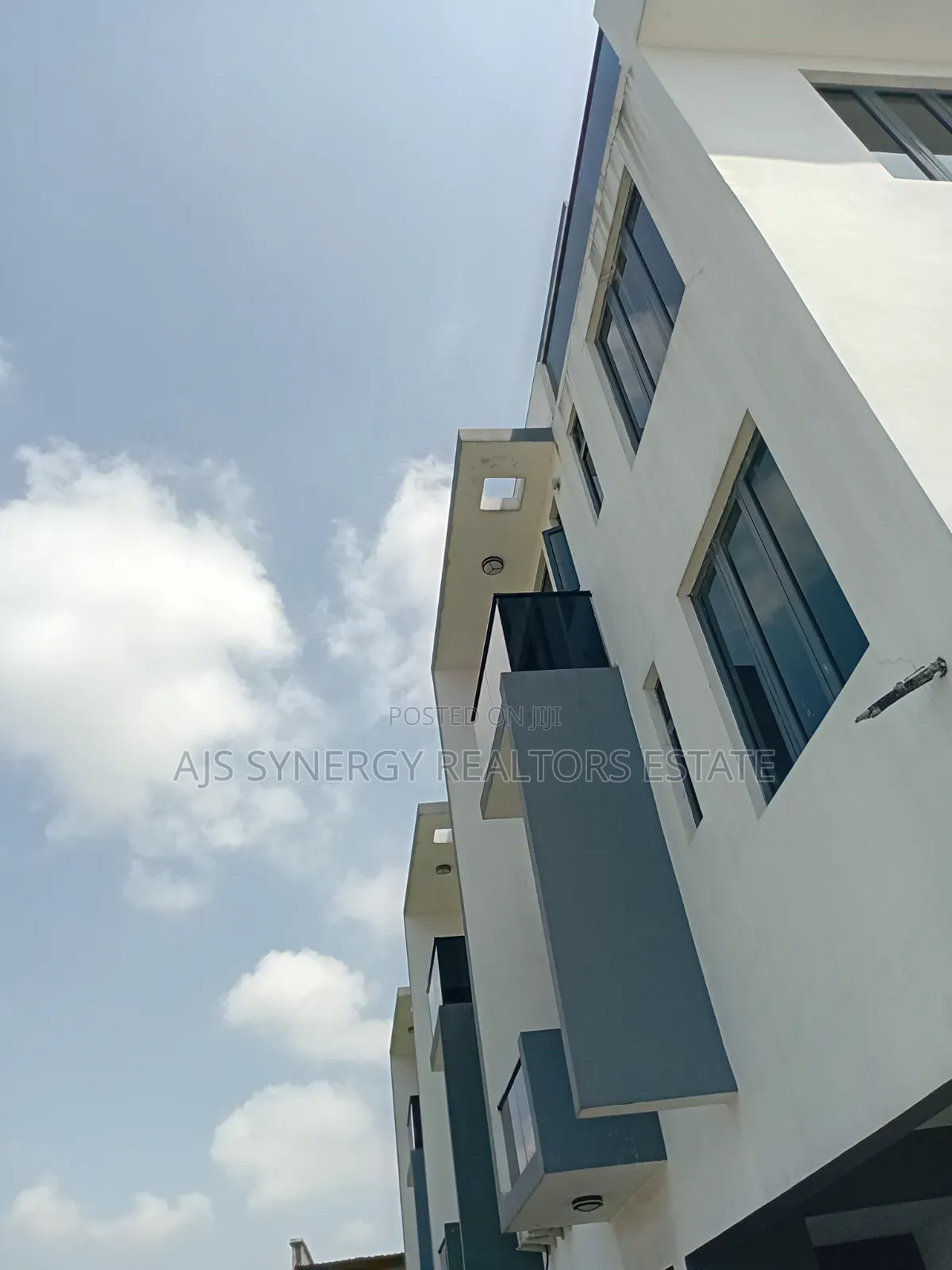 5bdrm Duplex in Thomas Estate for sale